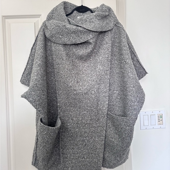 Elegant Gray Women's Poncho - Picture 2 of 4